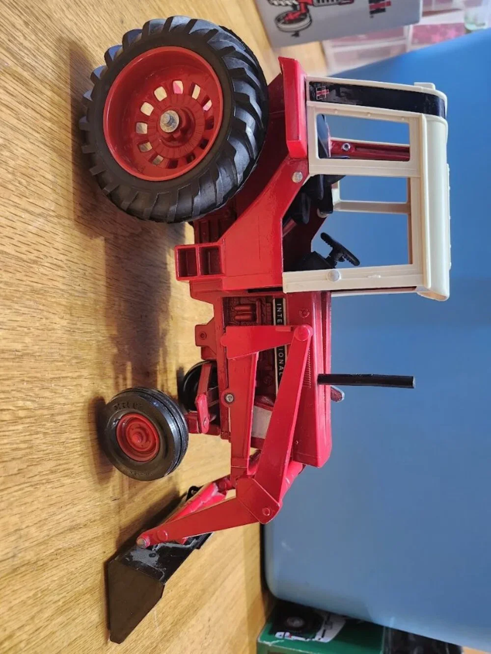 Ertl International 1586 Tractor with Endloader 1/16 scale w/scoop Die cast metal